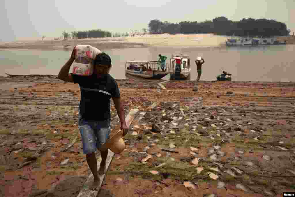 Sebastiao Brito de Mendonca distribuira hranu koju je donirala Zaklada Amazonia Sustentavel, Iranduba, 13. oktobra 2023.