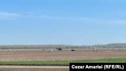 Militari și agenți SRI verifică locul unde ar fi căzut o dronă, la 12 km de Brăila.