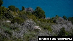 Bunkerët në ishullin e Sazanit.