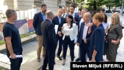 Opozicija koja organizuje proteste protiv nasilja podnela zahtev za vanredne izbore ispred zgrade Predsedništva Srbije,11. septembra 2023.
​