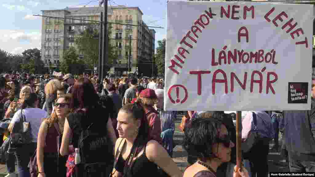 Rendőrök biztosítják a forgalmat, a körutat lezárták