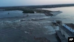 Fotografija iz videa navodno prikazuje branu Nova Kahovka nakon što je dio nje uništen, 6. juni 2023.