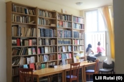 U Fonjodu, dvoje mladih izbjeglica iz Zakarpatske oblasti gledaju na ulicu iz biblioteke kuće u kojoj žive.