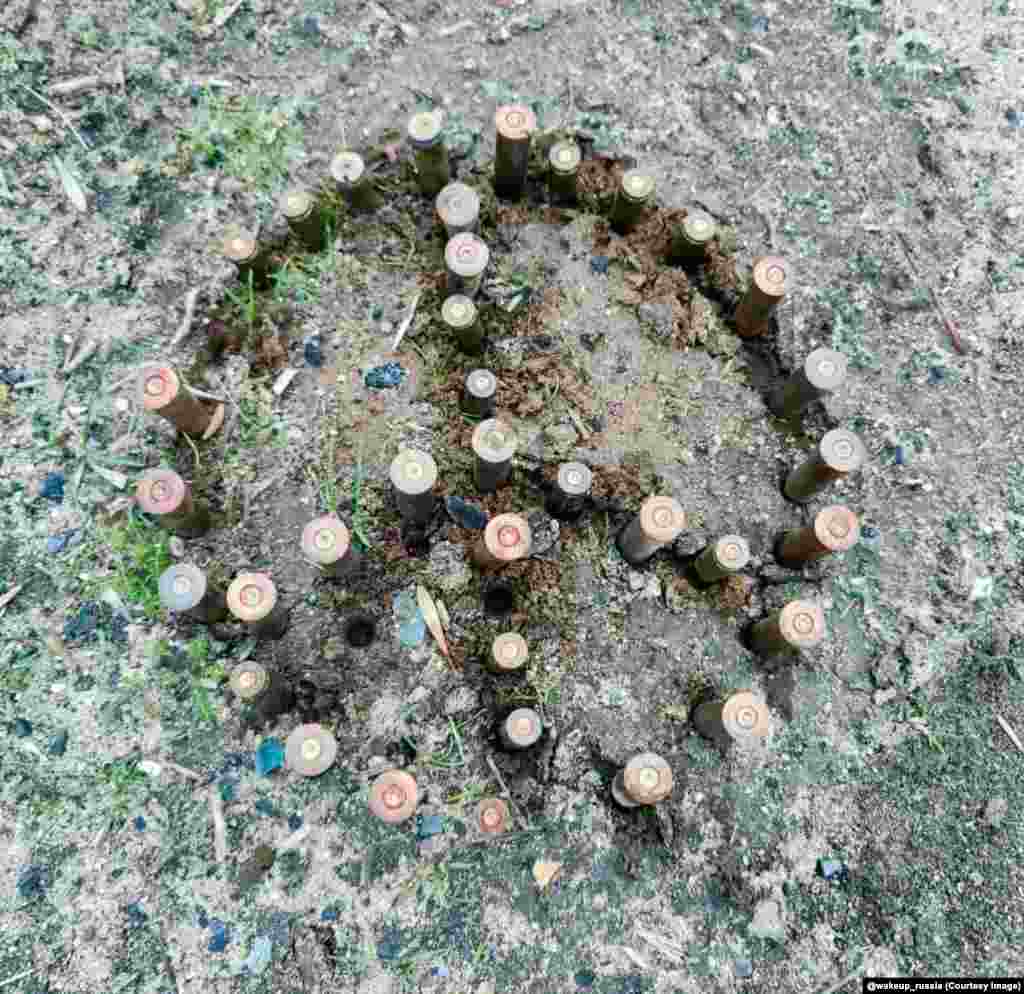 Një shenjë e paqes, e bërë me municione, që thuhet të jetë vendosur në një pozicion rus në Ukrainë. Kanali &quot;Wake Up Russia&quot; është krijuar në marsin e vitit 2022, pasi Rusia nisi në shkurt pushtimin e saj në shkallë të gjerë në Ukrainë.