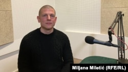 Pisac Miloš K. Ilić u studiju Radija Slobodna Evropa u Beogradu