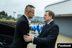 Szijjártó Péter külgazdasági és külügyminisztert Szergej Alejnyik belarusz külügyminiszter fogadja Minszkben 2023. október 26-án