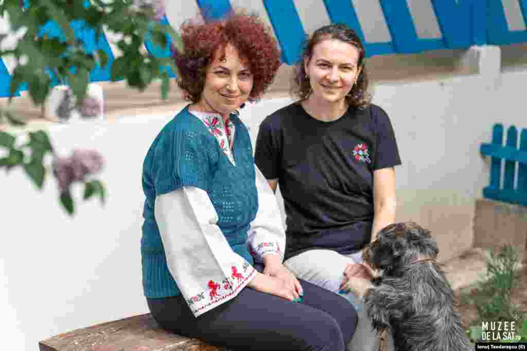 Bianca Folescu (stânga), gazda gospodăriei &bdquo;Suvenir din Dobrogea&rdquo;, a cumpărat o casă de vacanță în urmă cu aproape 10 ani. A păstrat toate obiectele din casă și a deschis un muzeu. Astăzi, le povestește vizitatorilor cum arăta viața de odinioară în Vișina, locuită majoritar de bulgari. În fotografie apare și Nicoleta Felea din echipa Muzee de la sat. Ea se ocupă de scrierea textelor și de promovarea platformei.&nbsp;