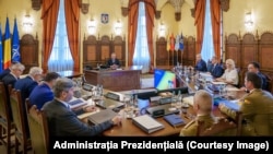 Consiliul Suprem de Apărăre a Țării într-o ședință din iunie. Întrevederile acestui consiliu sunt secrete. 