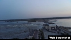 O captură video care se presupune că arată barajul Nova Kakhovka după ce a fost rupt pe 6 iunie.