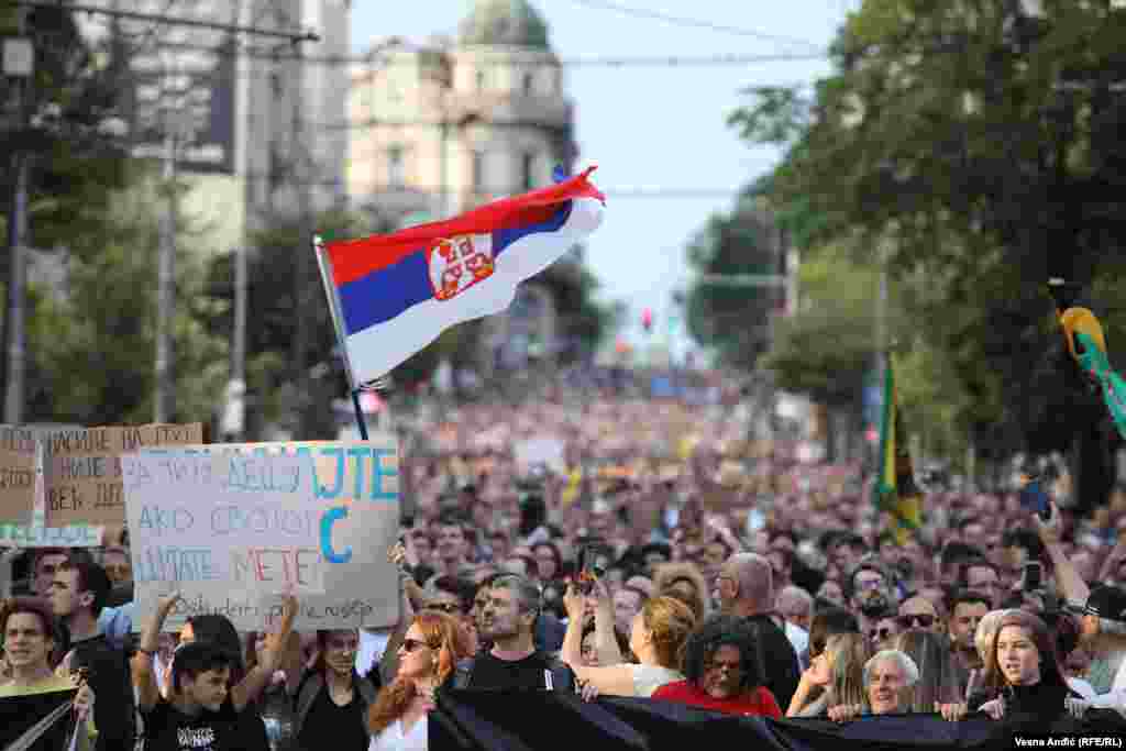 Jedan od glavnih zahteva protesta je i ukidanje nacionalne frekvencije televiziji Pink