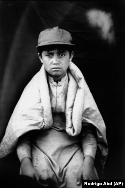 Mirvais (11) zarađuje 1,08 evra dnevno sakupljajući plastiku i flaše. Pošto od njega zavisi zarada njegove porodice, Mirvais ne može da ide u školu i da se obrazuje.