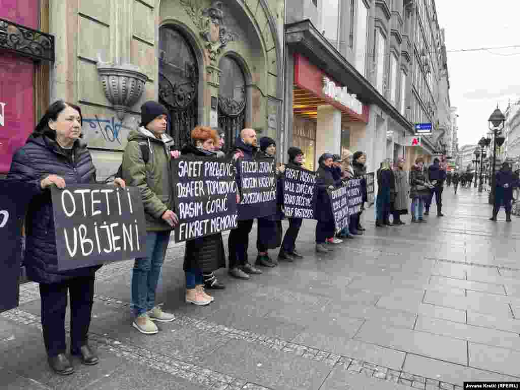 Stajanje u tišini i imena otetih i ubijenih putnika iz voza 671 na pruzi Beograd - Bar.&nbsp; Nevladine organizacije i aktivisti u centru Beograda obeleželi su tri decenije od zločina u Štrpcima.