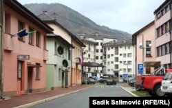 Në Srebrenicë nuk ka furrë buke, njëra nga dy bankat është e mbyllur dhe stacioni i autobusëve ka pesë vjet që nuk funksionon.