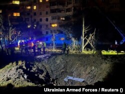 Vatrogasci kod zgrade koja je bila meta ruskih napada dronom, Odesa, 10. juni