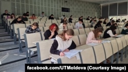În anul curent de studii, vor beneficia de burse 120 de tineri: 60 de elevi din licee, 40 din școli profesionale, colegii și centre de excelență și 20 de studenți din universități