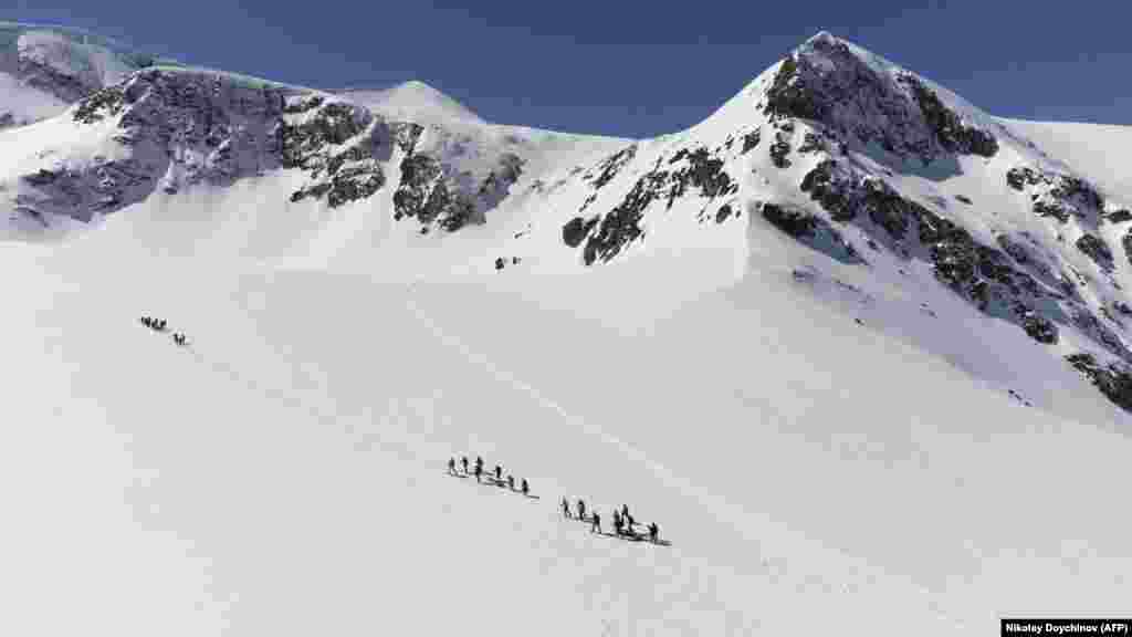 Volonteri vuku sanke do Rile 23. marta. Aleksandrova, još jedna korisnica ekspedicije na proljetni dan, rekla je: &quot;Sve što mogu da kažem je da je ovo nevjerovatno. Riječi trenutno nisu dovoljne.&quot;