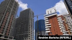 Komplekse banesash duke u ndërtuar në Prishtinë. Fotografi ilustruese nga arkivi.