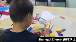 Ребёнок с аутизмом в центре «РАСтёмка». Актобе, 10 июня 2024 года