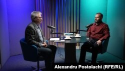 Vitalie Ciobanu și scriitorul Radu Vancu, în studioul Europei Libere.