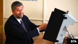 Христо Иванов гласува с машина в 93-о СУ "Александър Теодорв - Балан".