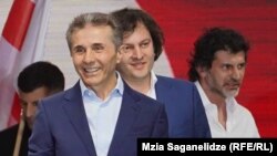 ბიძინა ივანიშვილი „აგენტების კანონის“ მხარდასაჭერად 29 აპრილს გამართულ აქციაზე, რომელიც „ქართული ოცნების“ მიერ იყო ორგანიზებული.