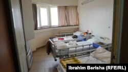 Një nga dhomat në katin e dytë të Klinikës së Psikiatrisë, ku trajtohen pacientët me probleme psikike.