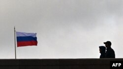 საილუსტრაციო ფოტო: ხალხი რუსეთის დროშასთან 