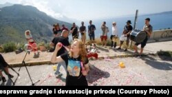 Andrea Topić (u prvom redu) i ostali aktivisti slave povodom oslobađanja uvale Vruja od bespravno podignutih objekata, 2. lipnja 2023.