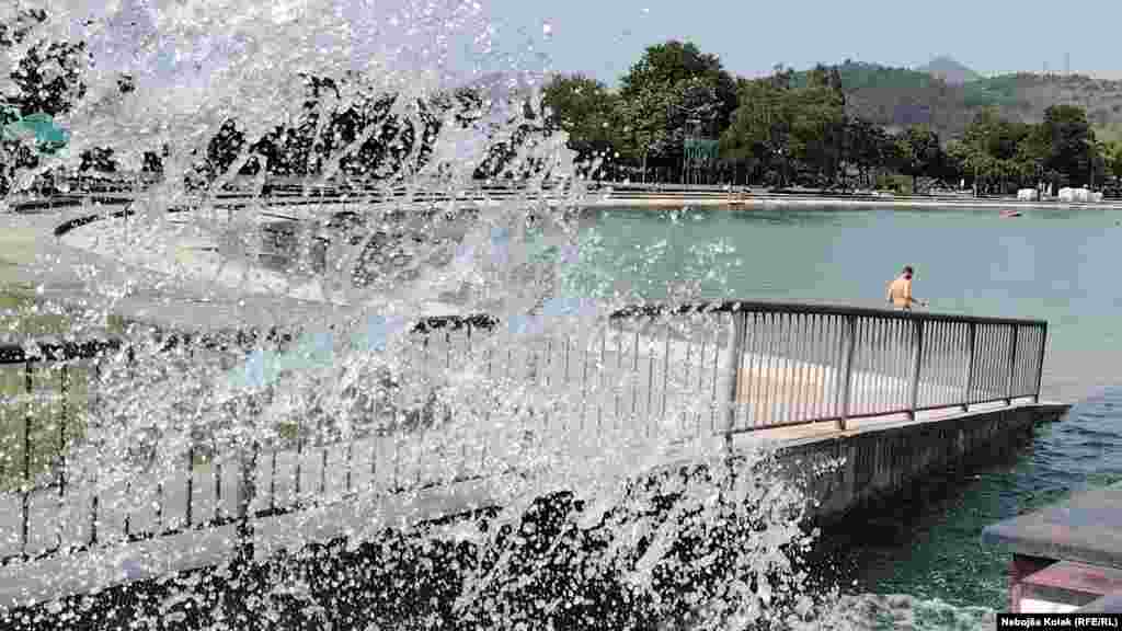 Со температурите кои се очекуваат да достигнат 37 степени Целзиусови, многу малку луѓе ја искористија водата во Требиње, Босна и Херцеговина. &nbsp;