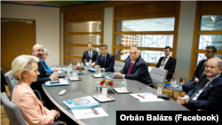 Orbán Viktor magyar kormányfő egy asztalnál (b–j) Ursula von der Leyennel, az Európai Bizottság elnökével, Charles Michellel, az Európai Tanács elnökével, Emmanuel Macron francia elnökkel és Olaf Scholz német kancellárral Brüsszelben 2023. december 14-én