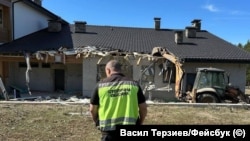 Общински служител пред една от незаконните постройки, свързвани с Румен Гайтански - Вълка, на територията на Държавното ловно стопанство „Искър“. 29 март 2024 г.