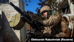 Украински војник управува со автоматски фрлач на гранати во Бахмут, 3 март, 2023