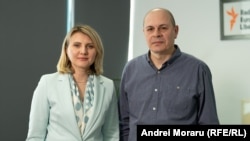 Elena Mîrzac, directoarea Platformei pentru Inițiative de Securitate și Apărare, și Eugen Urușciuc, autorul podcastului „În esență...”, în redacția Europei Libere de la Chișinău