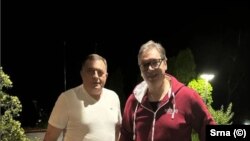 Dodik (majtas) dhe Vuçiq në Banjallukë, ku shikuan një ndeshje basketbolli, më 19 qershor 2023.