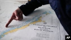 Pripadnik filipinske obalske straže pokazuje na mapu gde se nalazi brod BRP Malabrigo u patroliranju na područjima koja su okupirali Filipini u Južnom kineskom moru, april 2023.
