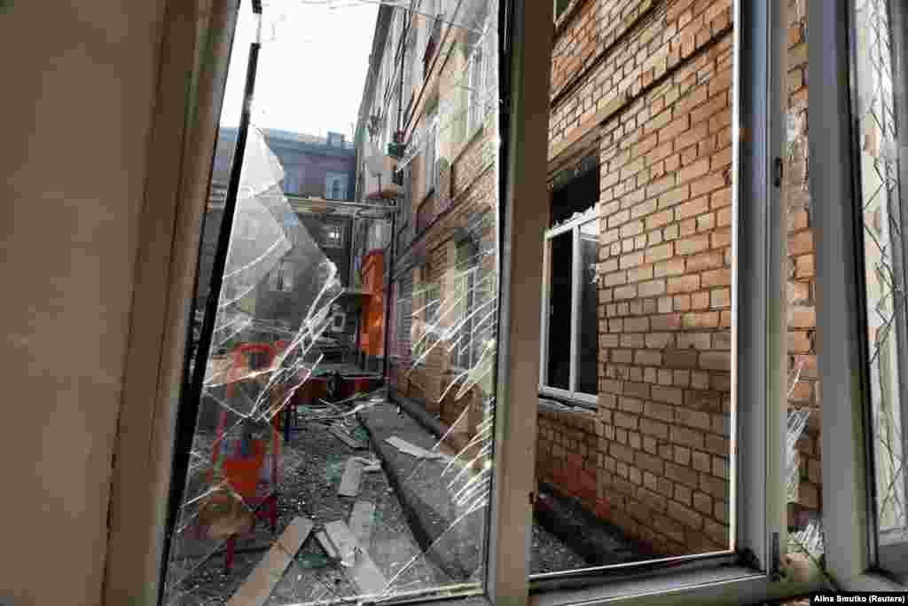 Stanovnici su spavali kada se napad dogodio rano ujutru, razbijajući staklo na susjednim zgradama i spaljivanjem automobila.