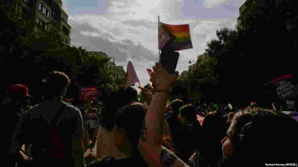 Uticajna pravoslavna crkva, kojoj pripada više od 85 posto Rumuna prema podacima popisa, više puta je govorila protiv građanskih partnerstava. Ustav Rumunije definiše porodicu kao brak između supružnika po slobodnom pristanku, bez preciziranja pola. &nbsp;