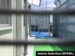 Qendra për pranimin dhe strehimin e emigrantëve në Shëngjin, Shqipëri. Emigrantët e kapur nga Italia në Detin Mesdhe do të mbahen në këtë qendër derisa kërkesat e tyre për azil të shqyrtohen nga autoritetet italiane.