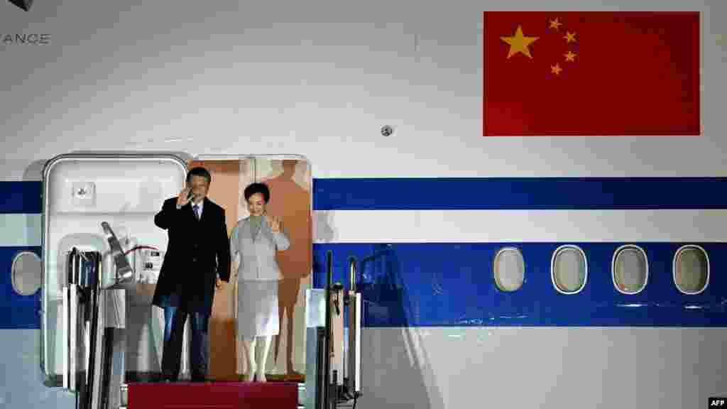 Hszi Csin-ping kínai elnök és felesége, Peng Li-jüan integet, miután gépük landolt Magyarországon