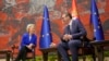Presidentja e Komisionit Evropian, Ursula von der Leyen gjatë një takimi me presidentin serb, Aleksandar Vuçiq, në Beograd, Serbi, 31 tetor 2023. 