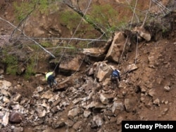 ჩამოცვენილი ქვები ჩუმათელეთი-ხევის მონაკვეთზე