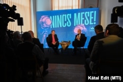 Kelemen Hunor Adorjáni Dezső Zoltánnal, a Romániai Evangélikus-Lutheránus Egyház püspökével (b) a Nincs mese! című kampányrendezvényen a Brassói Evangélikus-Lutheránus Egyházközség konferenciatermében 2024. május 23-án