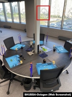 Nedatirana fotografija s web stranice škole za obuku pilotiranja dronovima SHUBBA-Octagon u Sankt Peterburgu pokazuje Wagnerov znak u prozoru kancelarije.