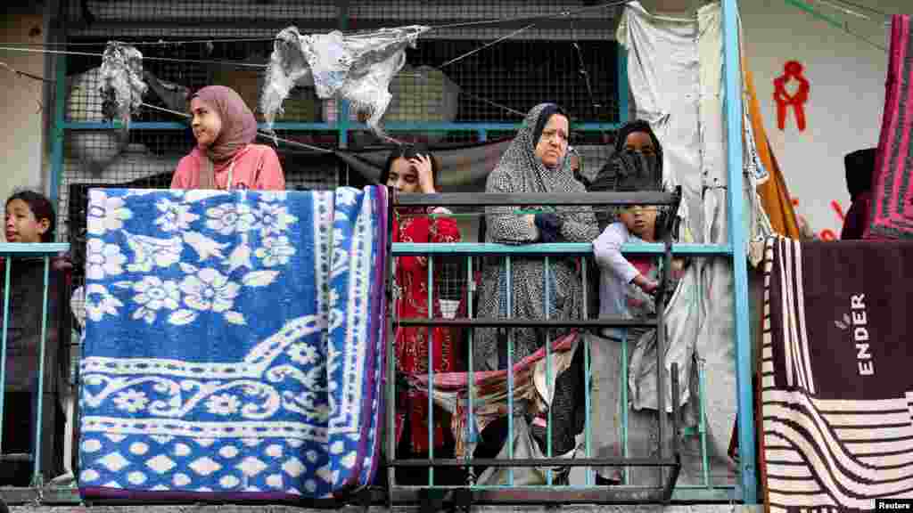 Palesztinok a Gázai övezet középső részén lévő Nuszejrat menekülttáborban 2024. május 14-én. Az itt található,&nbsp;menedékként szolgáló iskolát is bombázta az izraeli hadsereg