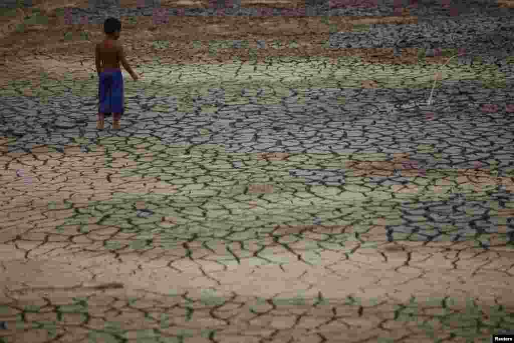 Dijete korača suhim koritom potoka Igarape do Taruma, koji se ulijeva u rijeku Rio Negro, 16. oktobra 2023.