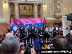 Deputetët e e koalicionit të djathtë, Shpresa,në korridorin e Kuvendit.