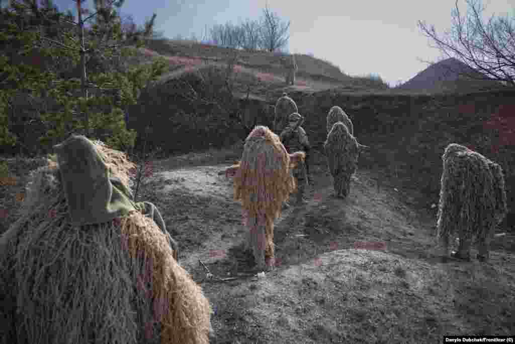 Grupa ukrajinskih vojnika prolazi obuku za korištenje snajpera na neodređenoj lokaciji u blizini linija fronta u Ukrajini.