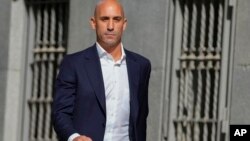 Presudom se bivšem predsedniku Fudbalskog saveza Španije Lusiu Rubijalesu zabranjuje da priđe igračici Dženi Ermoso na manje od 200 metara i da s njom komunicira tokom jedne godine