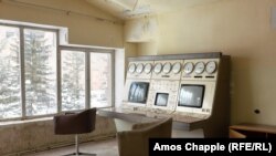 Пулт за наблюдение в контролната зала на телескопа Оргов