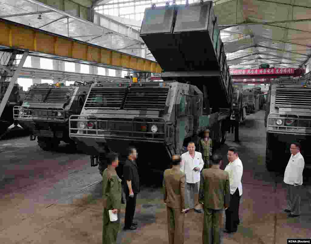 Kim Dzsongun észak-koreai vezető (második jobbra) rövid hatótávolságú ballisztikus rakéták indító járművei mellett áll egy augusztus 14-én közzétett fotón. Oroszország teljes körű ukrajnai inváziója azt eredményezte, hogy Moszkva több ezer tankja és páncélozott járműve megsemmisült vagy került az ukránok kezére. A Kreml emellett legalább több száz rakétatüzérségi és más fegyverrendszert, valamint több tucat vadászgépet és helikoptert veszített. Kijevnek hasonlóan elképesztő fegyverzeti veszteséggel kellett szembenéznie hadseregének méretéhez képest, de eddig több milliárd dollár értékű nyugati haditechnikai eszközzel támogatták